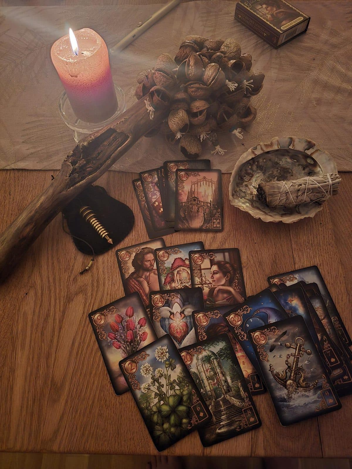 Lenormand-Karten auf einem Holztisch mit Kerze